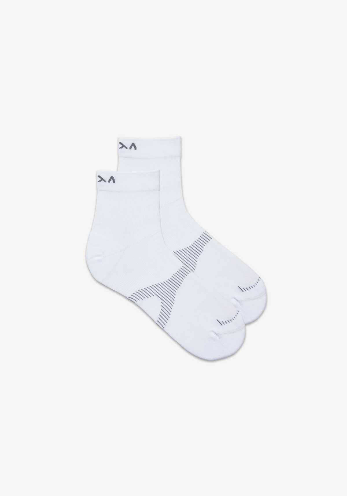 White unisex ADDon quarter running socks with seamless 3D technology and arch support.